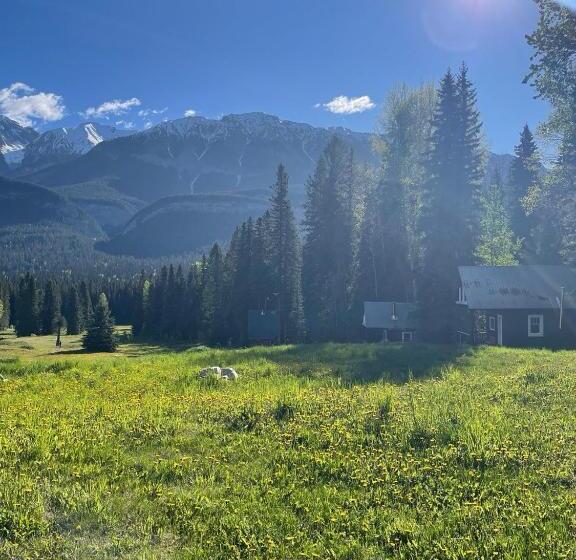 فندق Rustic Beaverfoot Lodge Room N5