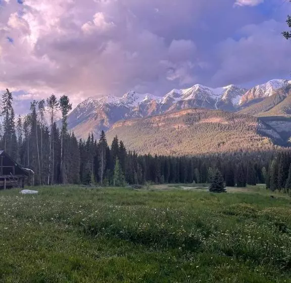 Hotelli Rustic Beaverfoot Lodge Room N5