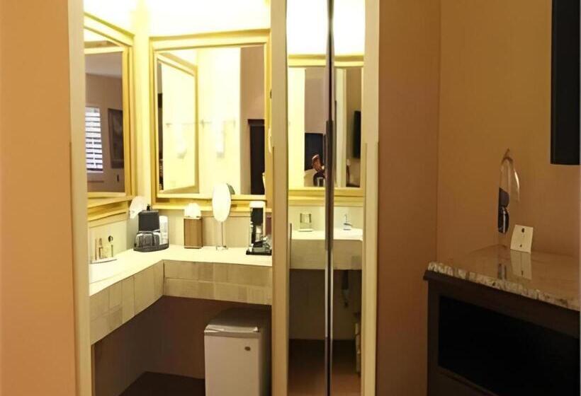 فندق Laguna Brisas   A Beach