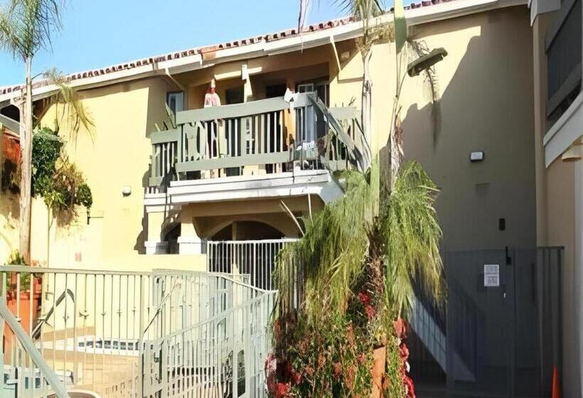 فندق Laguna Brisas   A Beach