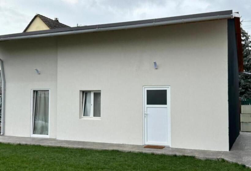 بنسيون Jacuzzi & Sauna Herrlisheim