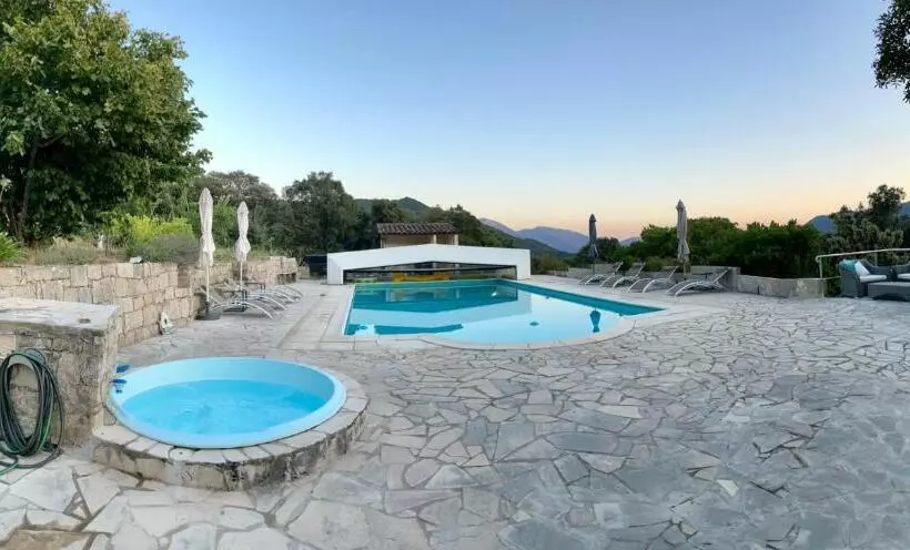 Aamiaismajoitus (B&B) Domaine Cardu