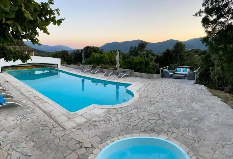 Aamiaismajoitus (B&B) Domaine Cardu