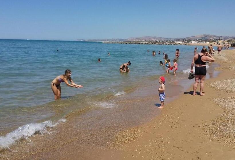 Отель Seaview Family Apartment