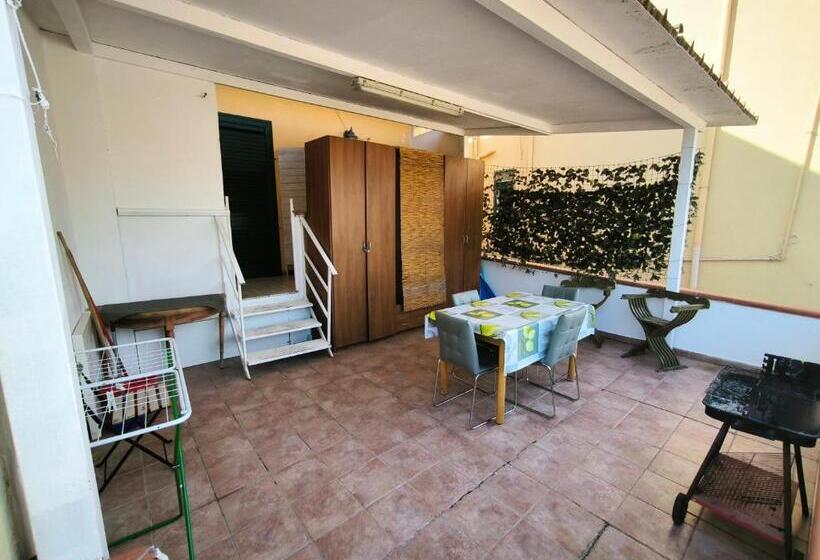 Отель Seaview Family Apartment