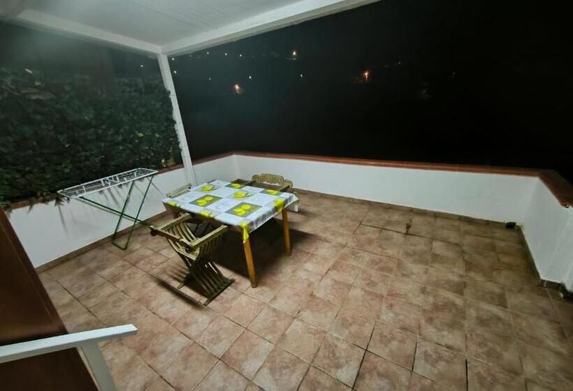 Отель Seaview Family Apartment