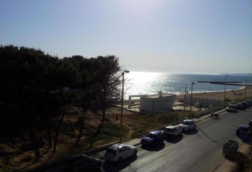 Отель Seaview Family Apartment