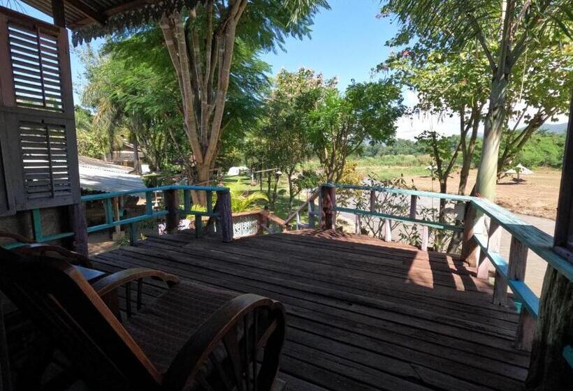 บ้านไม้คนเมือง Baan Mai Kon Muang Pai Resort