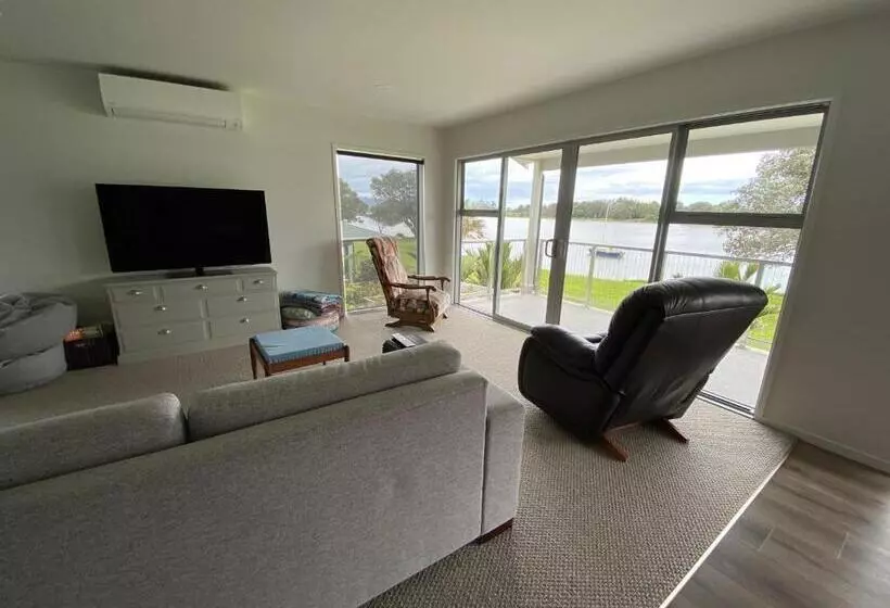 Aamiaismajoitus (B&B) Athenree Beach House