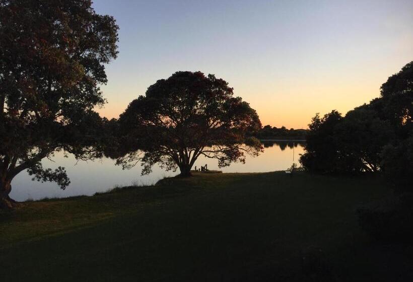 Bed and Breakfast Athenree Beach House