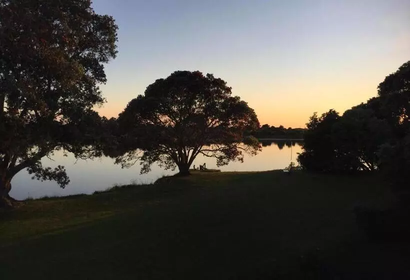 Aamiaismajoitus (B&B) Athenree Beach House