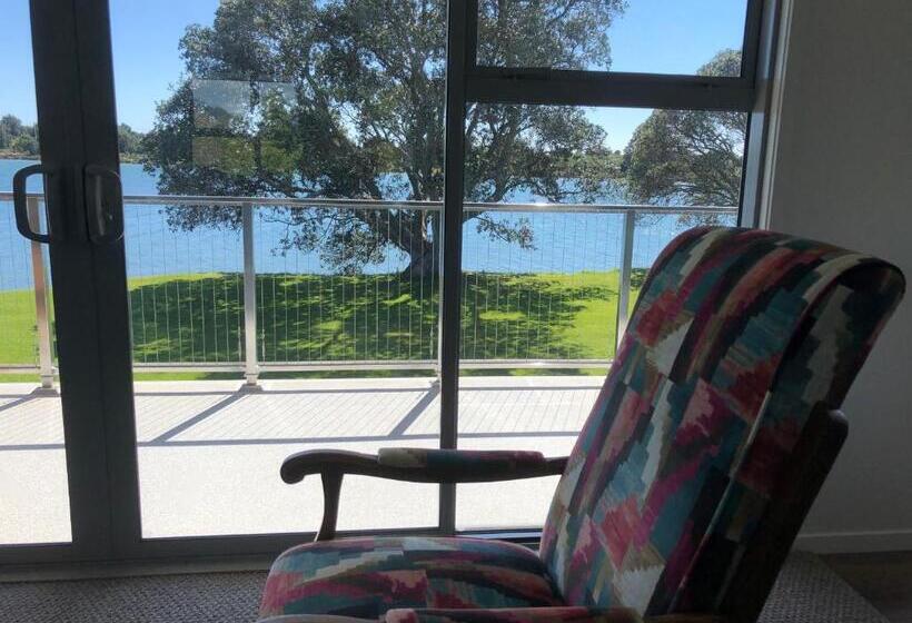 Bed and Breakfast Athenree Beach House