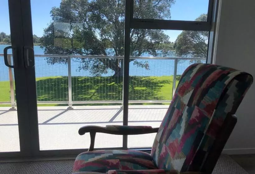 Aamiaismajoitus (B&B) Athenree Beach House