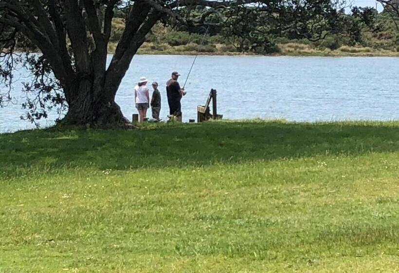 민박 Athenree Beach House