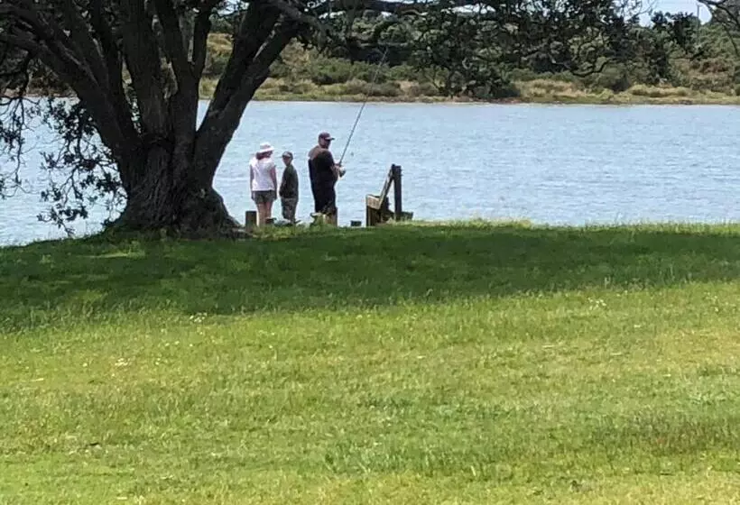 Aamiaismajoitus (B&B) Athenree Beach House