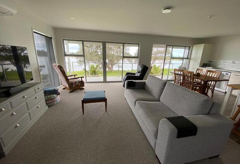 Bed and Breakfast Athenree Beach House