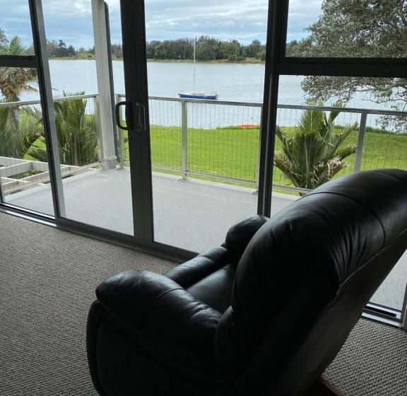 민박 Athenree Beach House