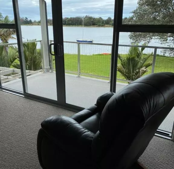 Aamiaismajoitus (B&B) Athenree Beach House