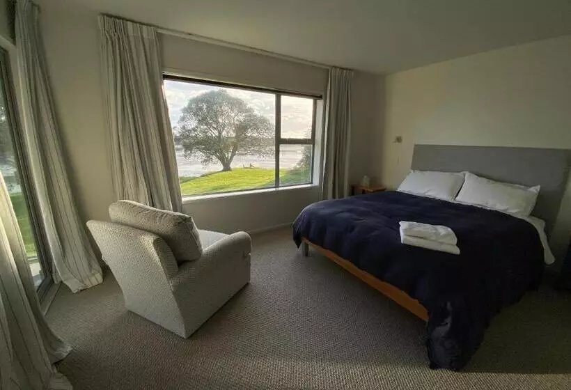 Aamiaismajoitus (B&B) Athenree Beach House