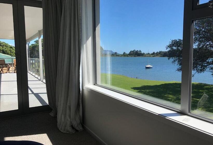 Bed and Breakfast Athenree Beach House