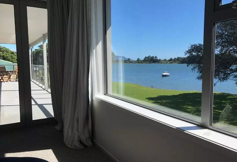 Aamiaismajoitus (B&B) Athenree Beach House