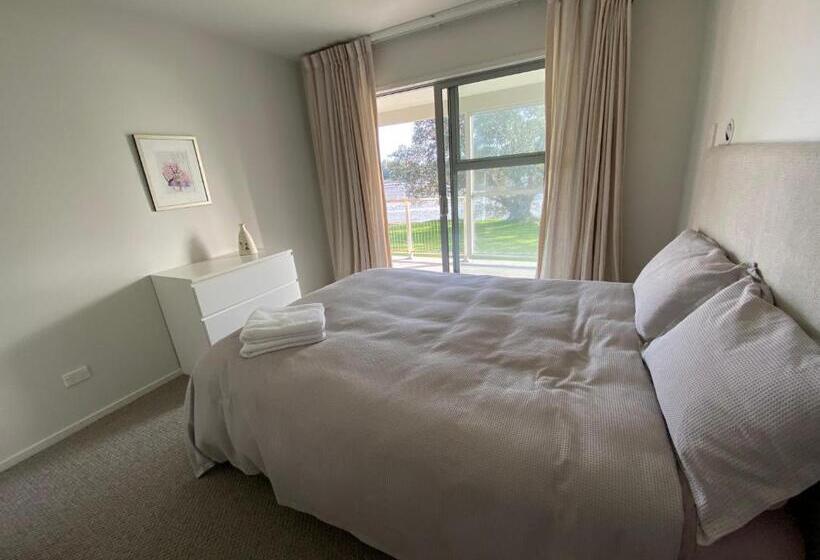 민박 Athenree Beach House