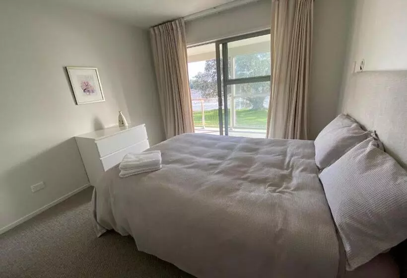 Aamiaismajoitus (B&B) Athenree Beach House