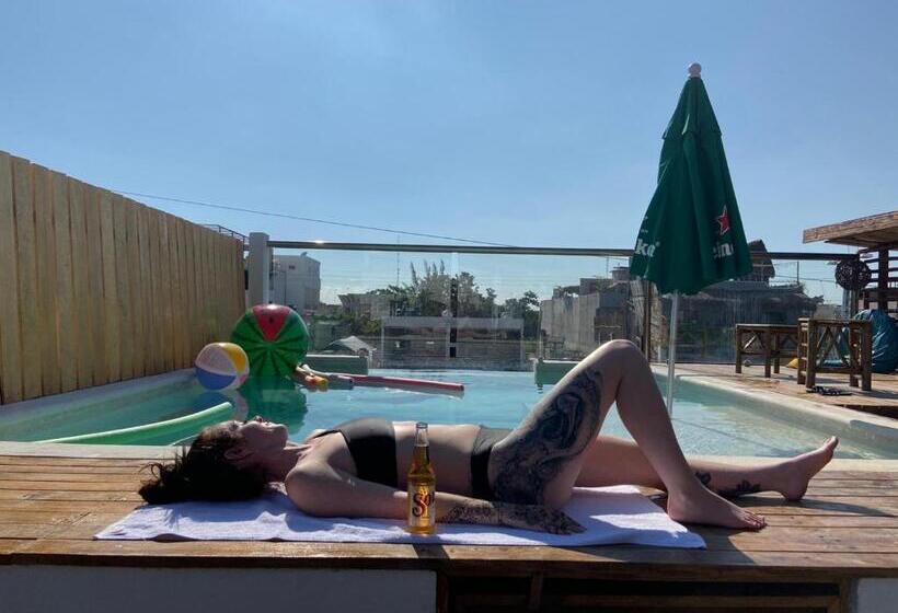 Straw Hat Hostel & Rooftop Bar