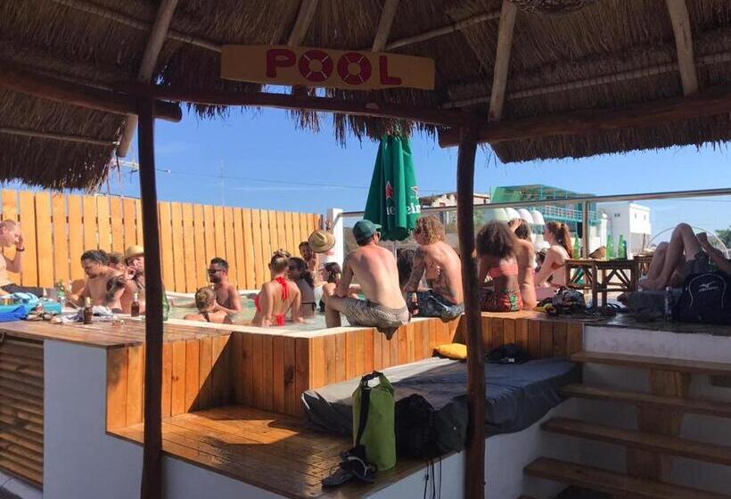 Straw Hat Hostel & Rooftop Bar