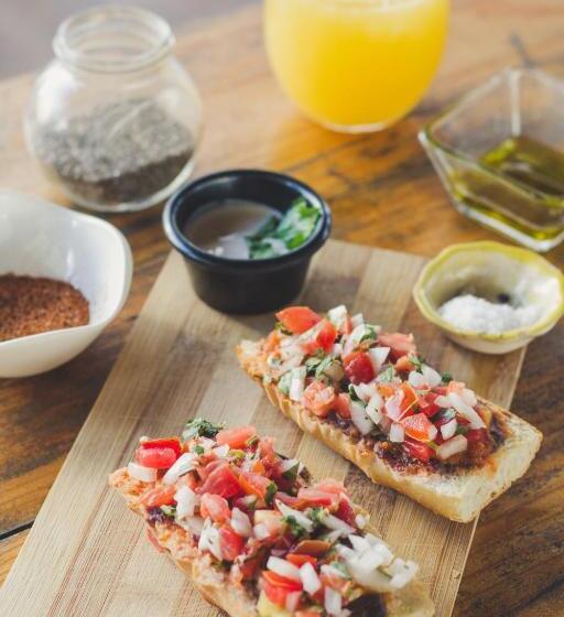 Straw Hat Hostel & Rooftop Bar