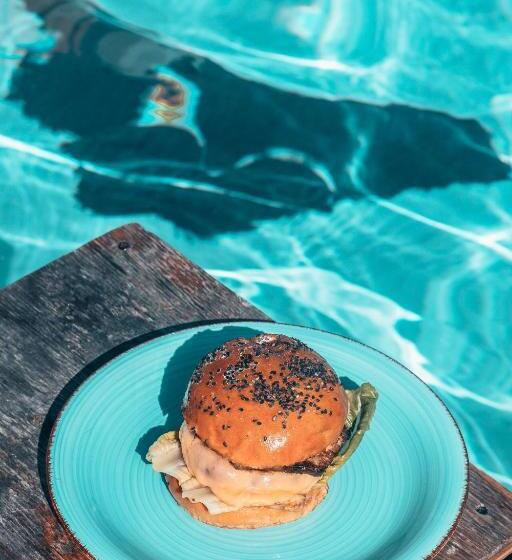 Straw Hat Hostel & Rooftop Bar