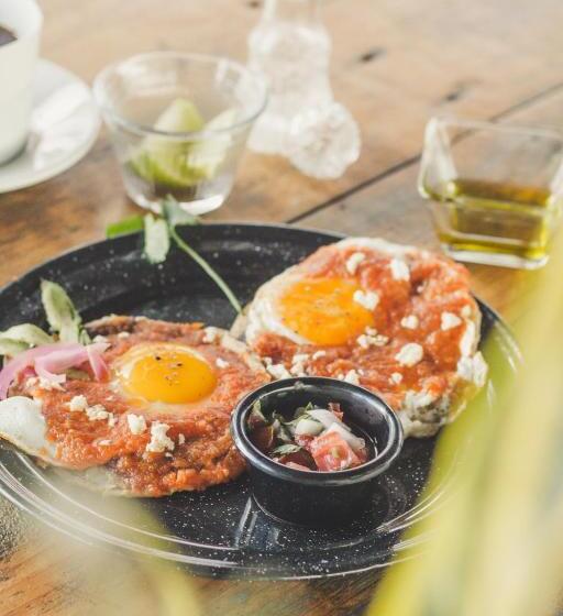 Straw Hat Hostel & Rooftop Bar