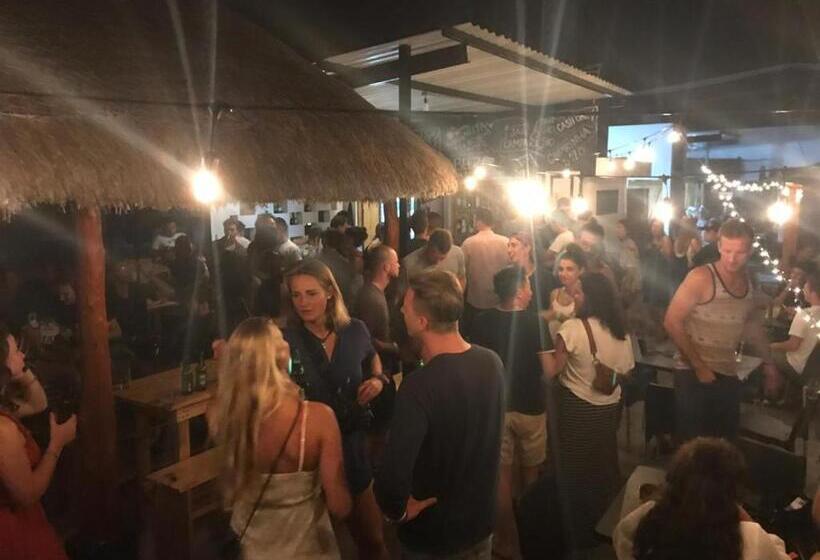 Straw Hat Hostel & Rooftop Bar