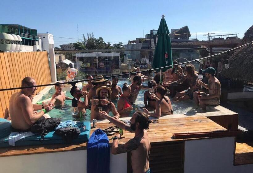 Straw Hat Hostel & Rooftop Bar