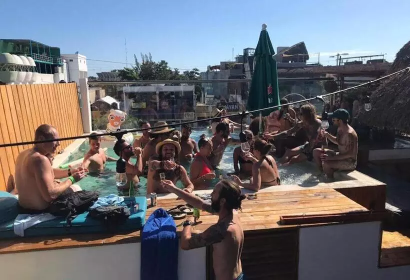 Straw Hat Hostel & Rooftop Bar