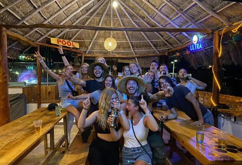 Straw Hat Hostel & Rooftop Bar