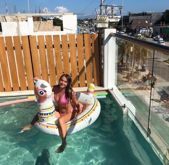 Straw Hat Hostel & Rooftop Bar