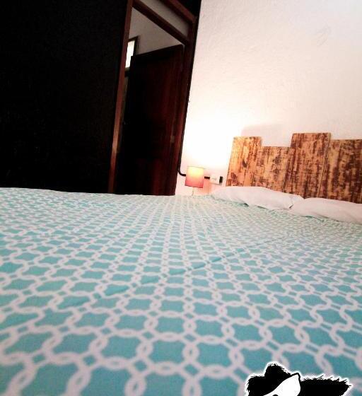 Straw Hat Hostel & Rooftop Bar