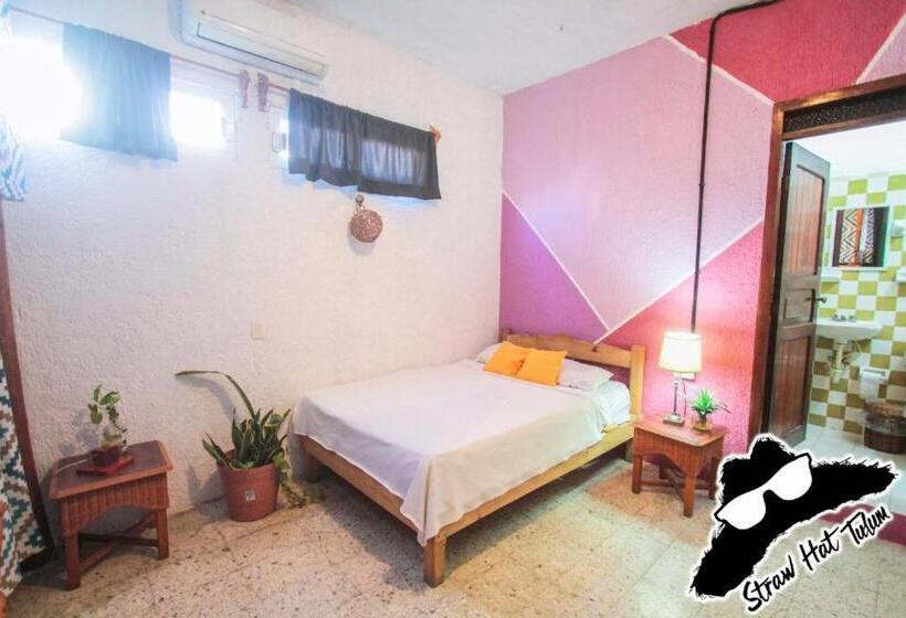 Straw Hat Hostel & Rooftop Bar