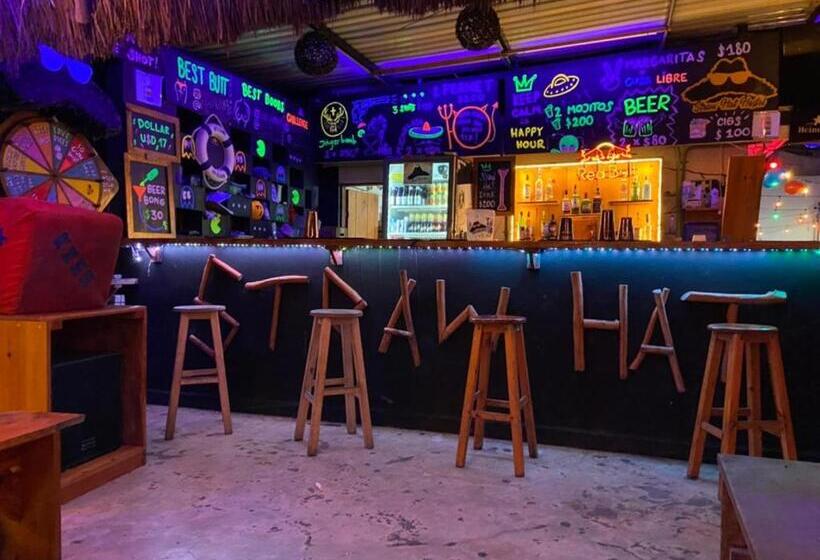 Straw Hat Hostel & Rooftop Bar