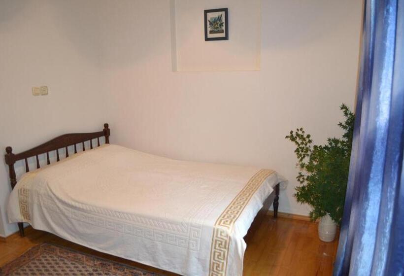 پانسیون Medea S Guest House