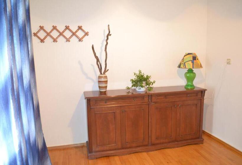 پانسیون Medea S Guest House