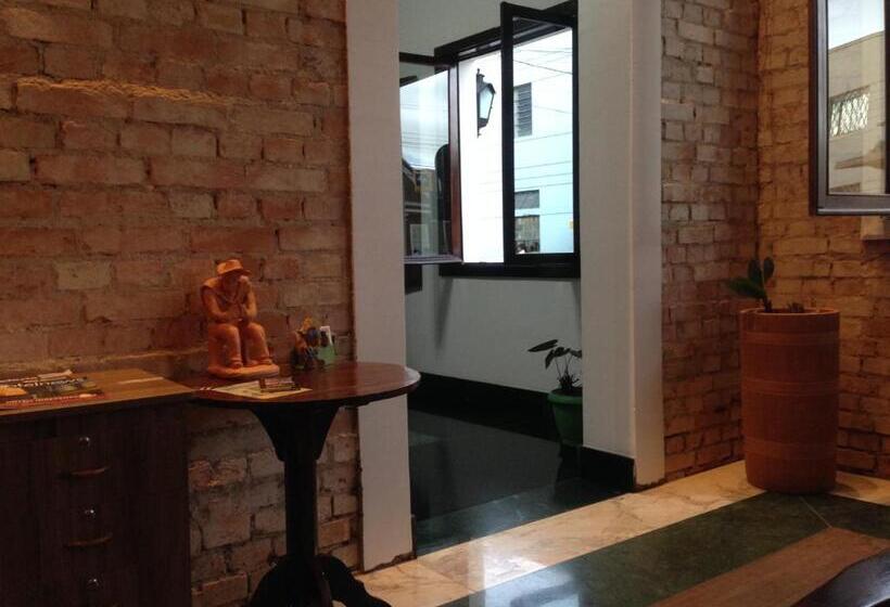 ホテル Central Palace