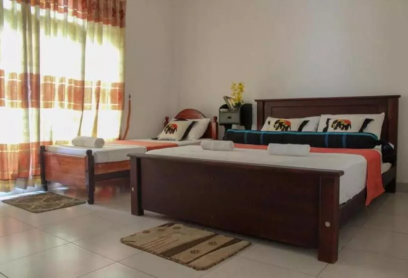 هتل New Nethmi Villa