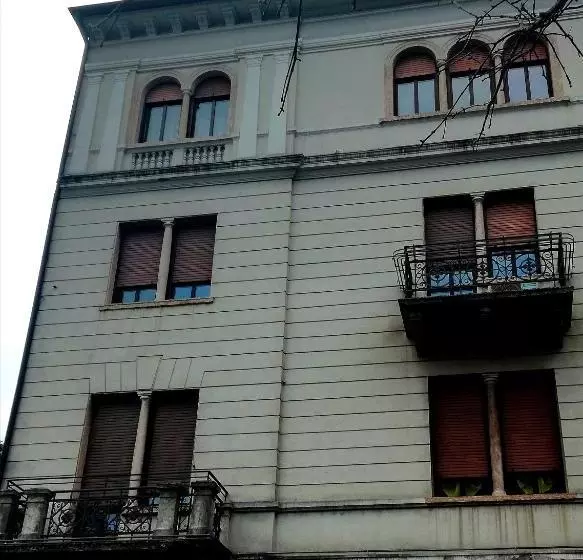 تختخواب و صبحانه House Of Trento