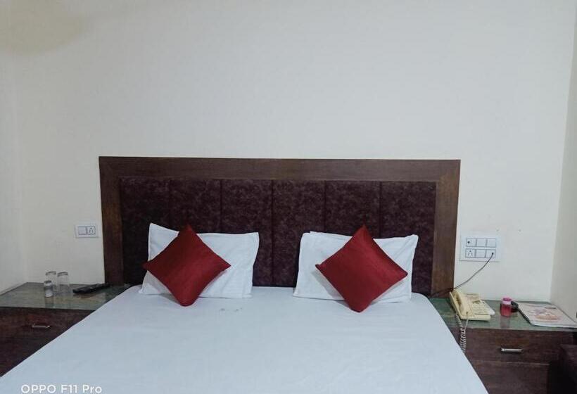 هتل Ambassador Inn