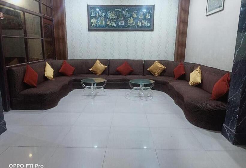 هتل Ambassador Inn