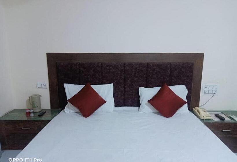 هتل Ambassador Inn