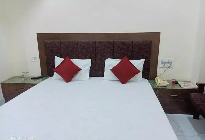 هتل Ambassador Inn