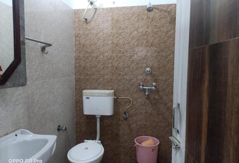 هتل Ambassador Inn